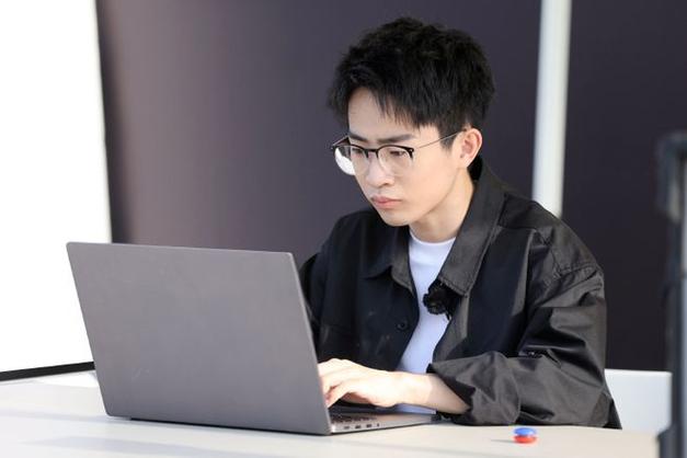 何同学年收入或千万,何同学一年收入