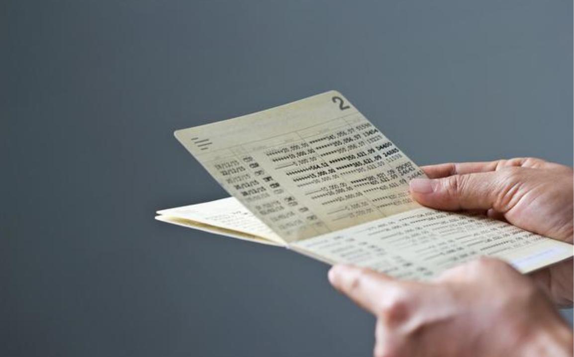 男子去世存款剩7块5,去世老人的存款，怎么能取出来？