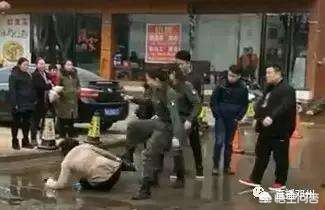 景区保洁遭游客殴打,如何看待河南邓州一名保洁大妈被一群统一着装年轻女子围着殴打，并宣称见一次打一次？