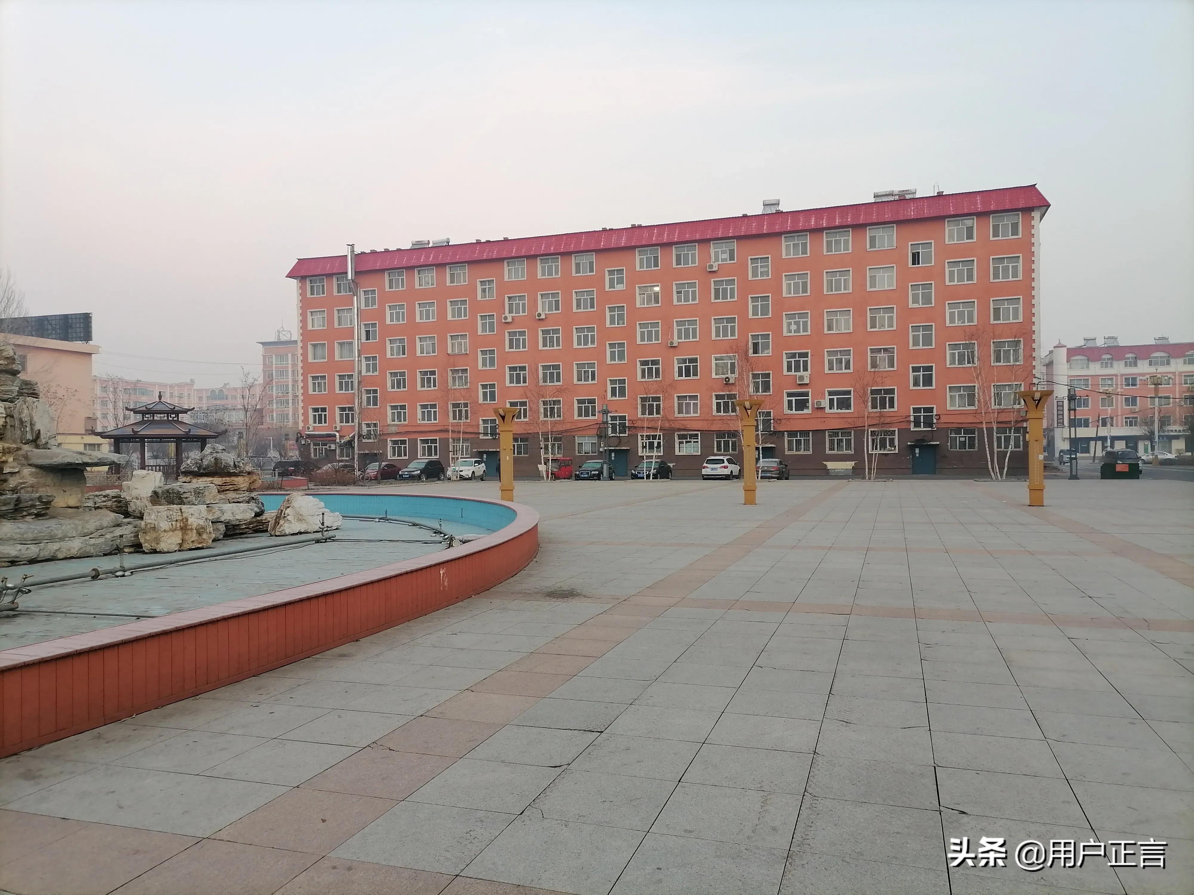 老太捡垃圾堆满小区,小区老奶奶以拾垃圾为理由经常偷东西，保安抓住怎么处理？