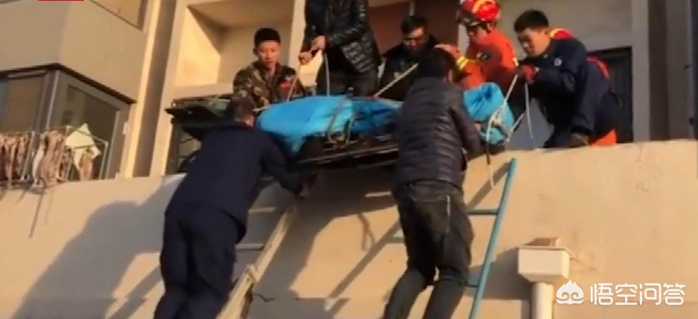 女子拒绝男子被重伤,女子坠2楼阳台重伤邻居拒绝配合施救，你能理解吗？