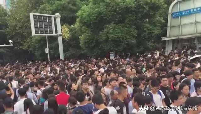 开学季医院就诊高峰,武汉高校迎报到高峰，武铁加开14对临客服务开学季, 你怎么看？