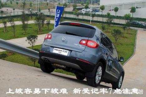 一家四口自驾翻车,开车自己侧翻怎么报保险？