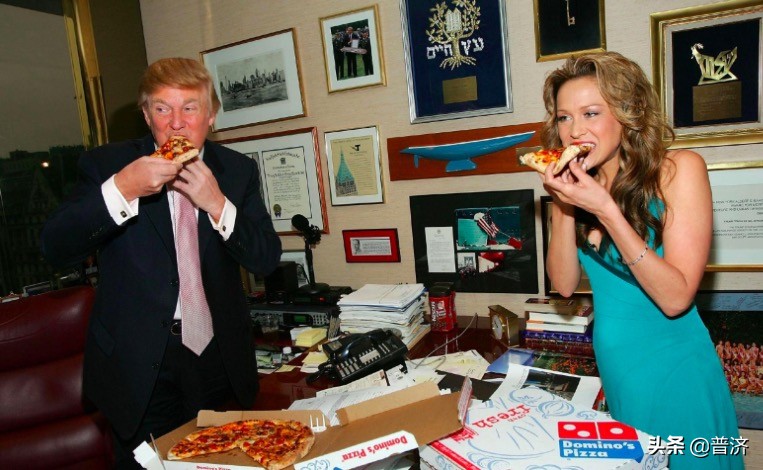 美军士兵白宫捡垃圾,听说特朗普日常饮食以可乐、薯条、汉堡“垃圾”食品为主，难道白宫保健医生不干预？