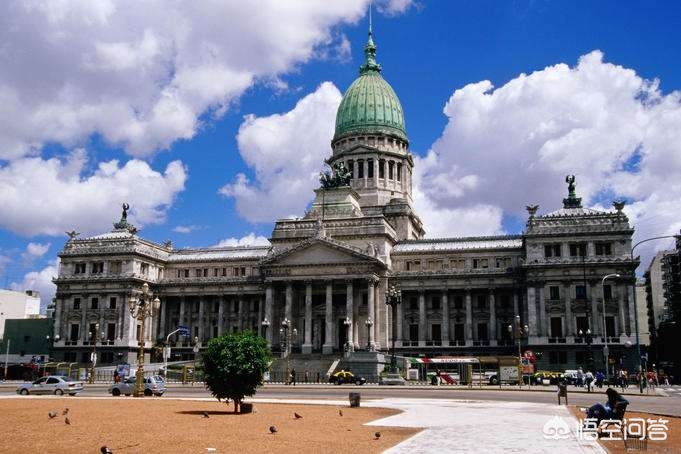 阿根廷总统被扔石头,阿根廷总统车被围攻