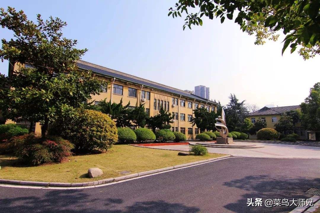 付费万元购实习名额,大三学生不进学校了，在外地实习，然后上班了还要向学校缴纳万元学费，合理吗？