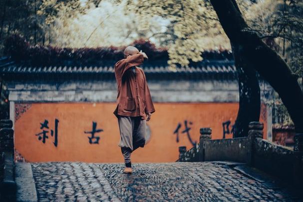 受伤僧人被赶离寺庙,一部电影,寺庙在湖中心,小和尚和来寺庙养病的女主发生了关系?