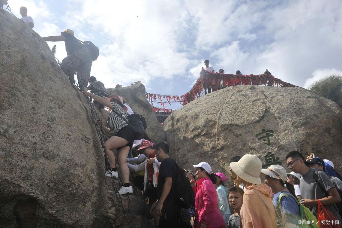 男子丹霞景区翻护栏,游客翻越护栏脚踩丹霞地貌拍照