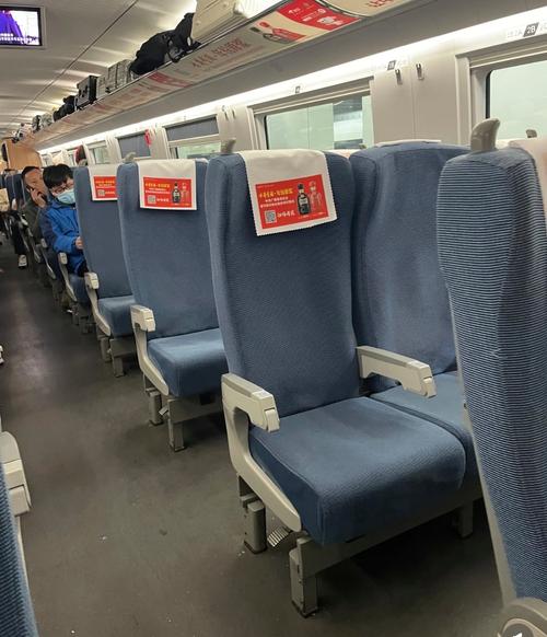 高铁上狂推前排座椅,高铁前排座位放倒有规定吗?