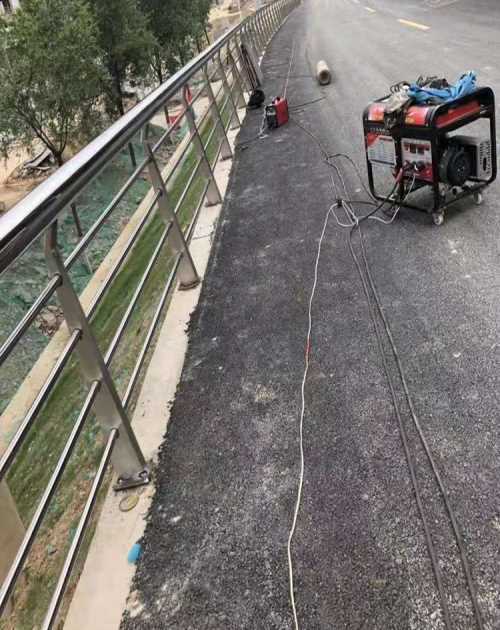 站桥梁跳水护栏倒塌,如何看待刑警抓捕嫌疑人时遭遇楼房栏杆垮塌?