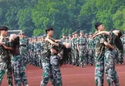 网民选的军训服来了,南京军训引起各大网友热议，你怎么看待这件事？