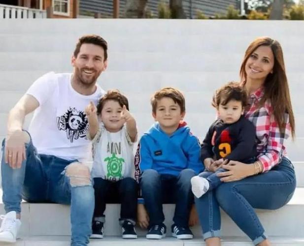 梅西牵三个儿子出场,梅西牵三个儿子出场视频