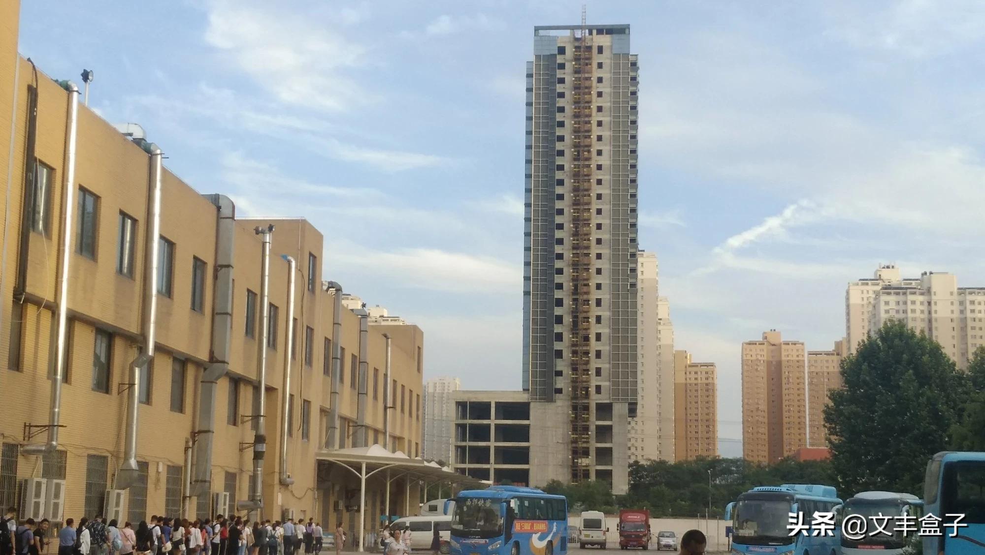 胳膊放车窗外断成3截,胳膊伸出车窗外被撞断