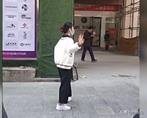 为老人清理30吨垃圾,海南女孩在贵州公交车上，不声不响为老人清理粪便你怎么看？