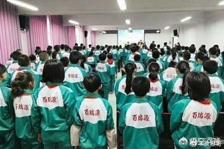 向质疑校服男子道歉,宁夏彭阳一中学“校服印枸杞品牌名”，负责校服捐助的公益组织负责人致歉：很自责，校服已经全部回收调换。你怎么看？