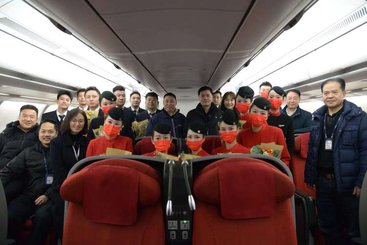 开飞机应急门赔7.7万,川航航班风挡玻璃破碎紧急迫降,乘客可以向川航进行索赔吗?