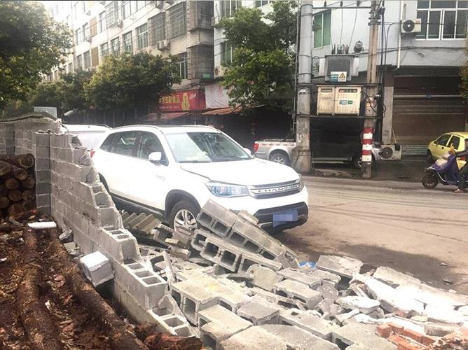 考科二撞塌考场围墙,科目二考试撞墙谁赔偿