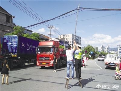保安深夜救落水女生,保安深夜救落水女生视频