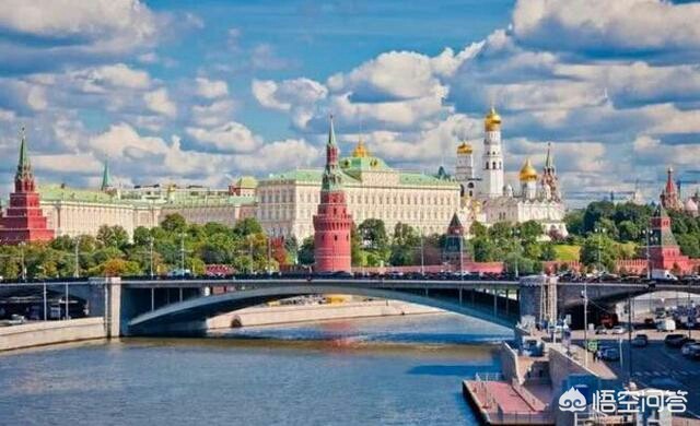 高铁上旁若无人抽烟,有人在公共场合抽烟，该怎么劝说呢？