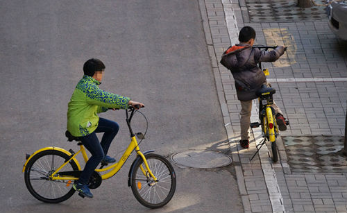 单车突然被锁致摔伤,达州10岁小女孩骑无锁共享单车受伤，公司是否担责？
