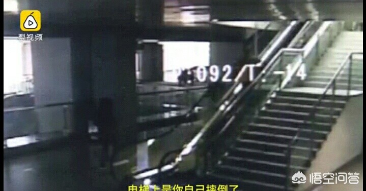 大爷挂扶梯众人营救,安徽芜湖一大爷乘扶梯摔倒，热心小伙上前扶起脚被压断，你怎么看？