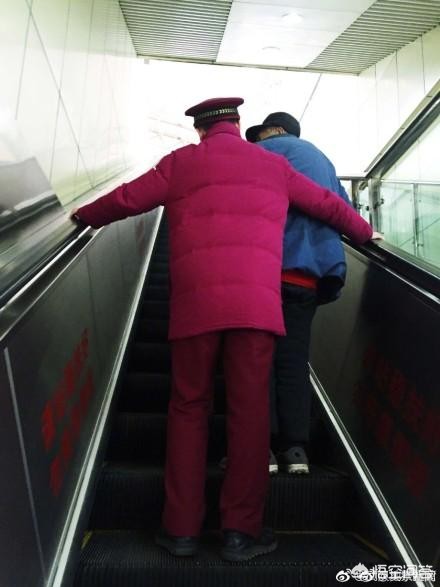 大爷挂扶梯众人营救,如何看待武汉一位九十多岁的老大爷乘坐扶梯时行动不便，工作人员默默站在老人身后？