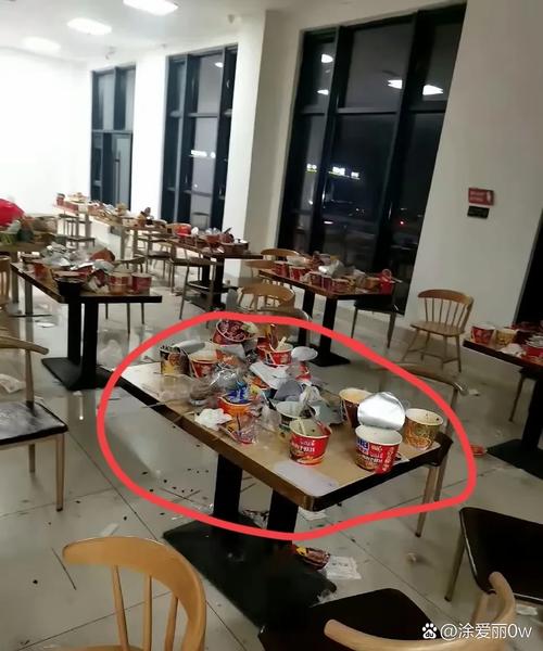 服务区餐厅有老鼠,餐厅出现老鼠、而有几桌客人在吃饭、作为餐饮人员应该如何处理?