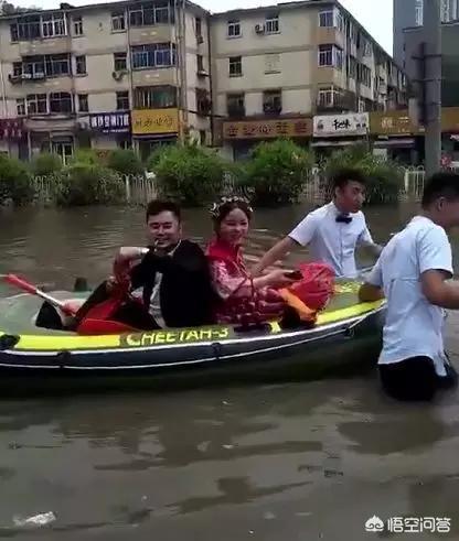 乘救援队橡皮艇结婚,近日抖音平台上，太原一对新人划着橡皮艇结婚的视频引起关注，怎样评价这件事？