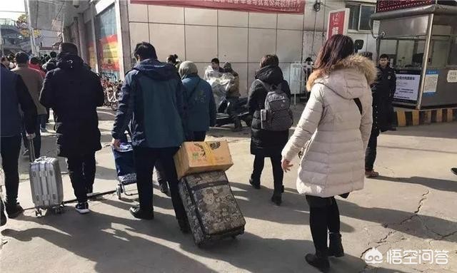 扔行李箱称没拿住,行李箱扔掉