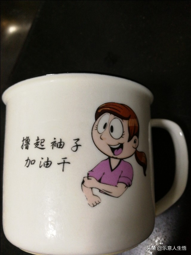 学生站窗外打扫卫生,有没有家里老婆不爱打扫卫生的？