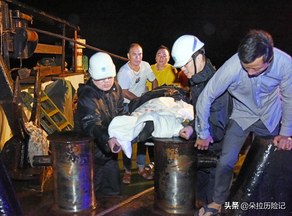 台风米娜广东登陆,台风“米娜”登陆舟山，水深齐腰，多人被困，其中有老人儿童，救援画面曝光：救援人员趟水背人, 你怎么看？