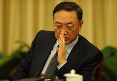 发局长舆情免职被拘,华为高管因不当言论遭免职,企业陷入舆情危机如何自救?