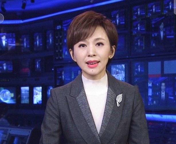 新闻主播为啥戴假发,新闻联播主持人李梓萌播音的时候,是不是戴的假发呢?