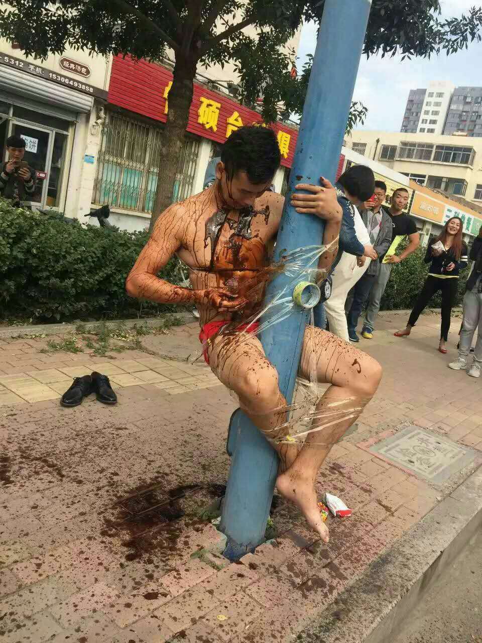 新郎被泼酱油和啤酒,山东滨州一位新郎被砸鸡蛋洒面粉淋酱油。你怎么看待这些奇葩的婚闹？