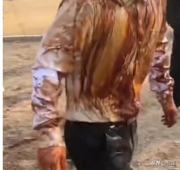 新郎被泼酱油和啤酒,新郎被泼酱油和啤酒视频