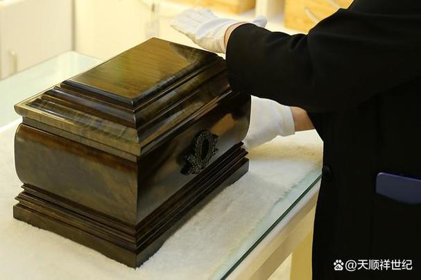 女友去世求带走骨灰,骨灰盒下葬流程及注意事项?