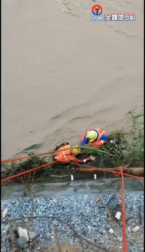 老人被困家中淹死,钦州连日暴雨村庄迅速被淹,数十人被困家中,包括多名老人和小孩,消防紧急救援, 你怎么看?