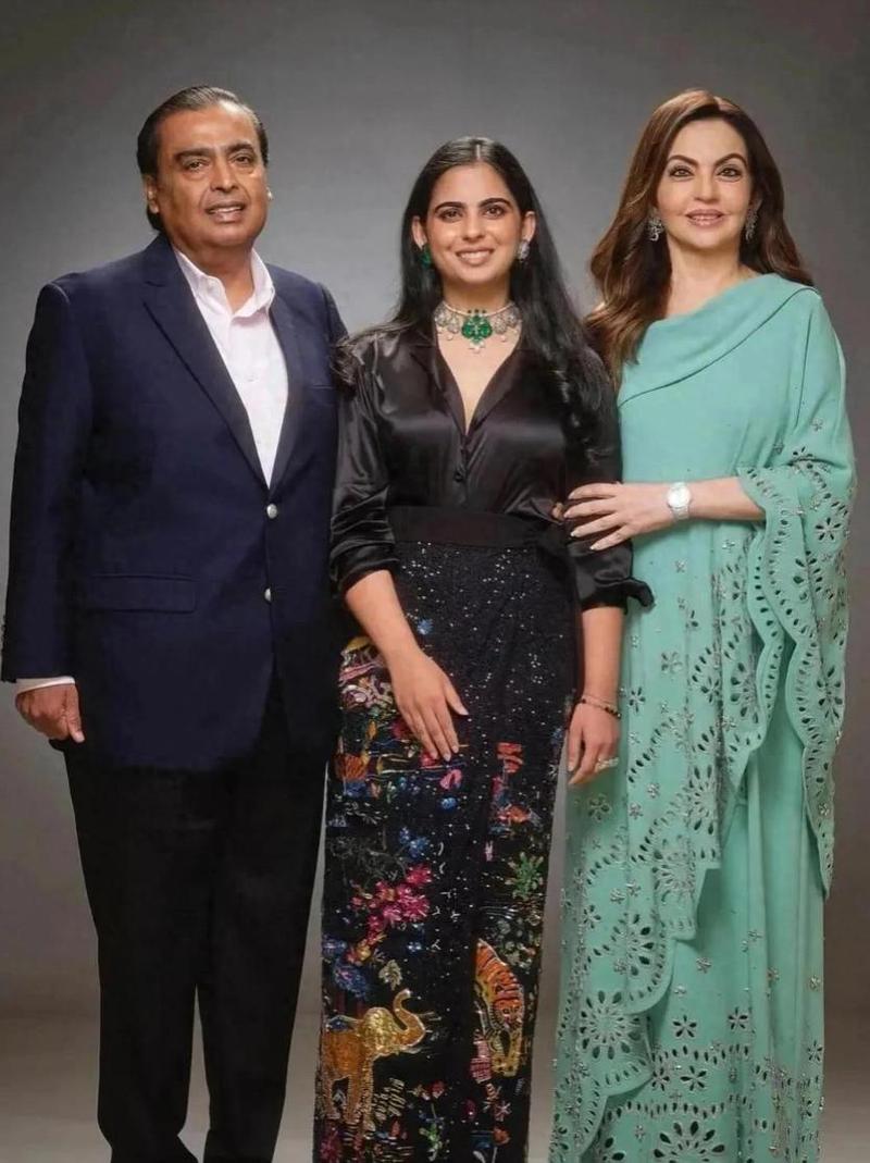 打造20斤重黄金礼服,印度富翁“花式炫富”,打造一个黄金口罩,对此你怎么看?