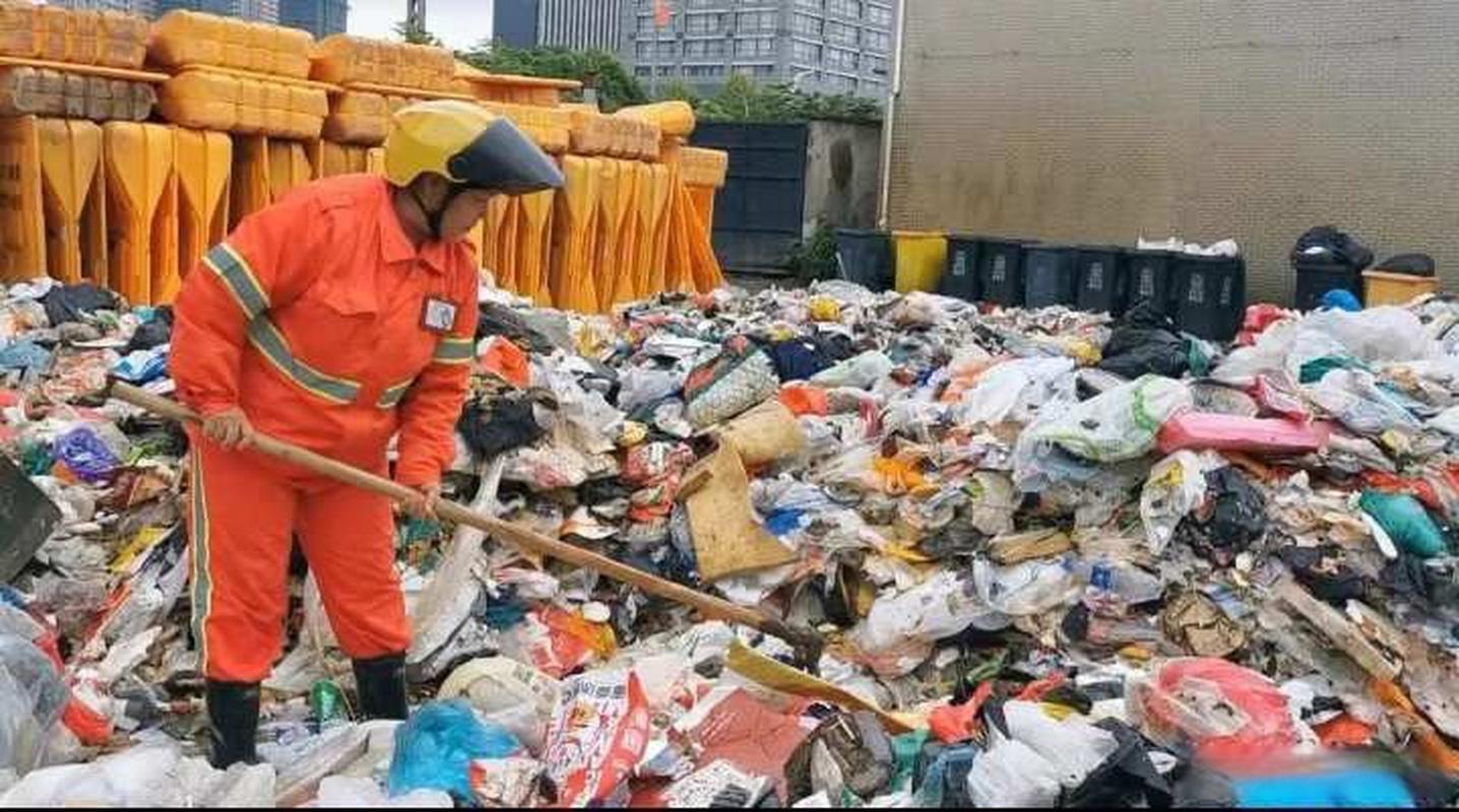 翻10吨垃圾找回10万,倒小区垃圾挣钱吗?