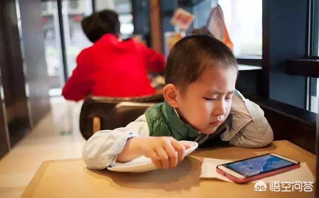 用手机哄孙子致近视,很多家长总是拿手机、平板等电子设备来哄孩子,一定程度上造成孩子视力损伤,你咋看? 用手机哄孙子致近视,很多家长总是拿手机、平板等电子设备来哄孩子,一定程度上造成孩子视力损伤,你咋看?
