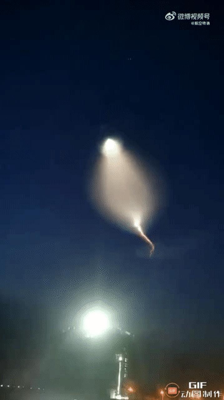 北京天空神奇火箭云,天空出现火箭云