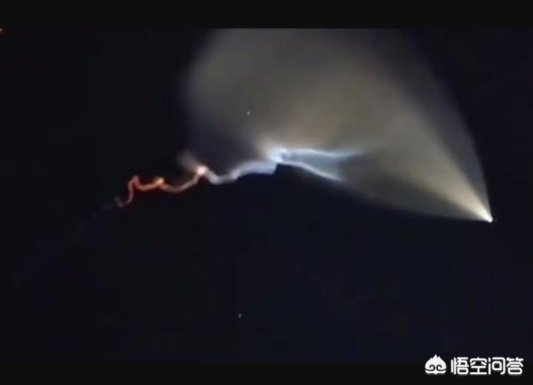 北京天空神奇火箭云,天空出现火箭云 北京天空神奇火箭云,天空出现火箭云