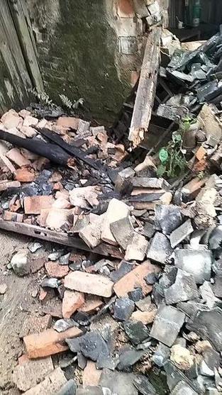 建筑倒塌致1死83伤,83年买村集体的老房子垮塌了,合同丟了还能重建吗?