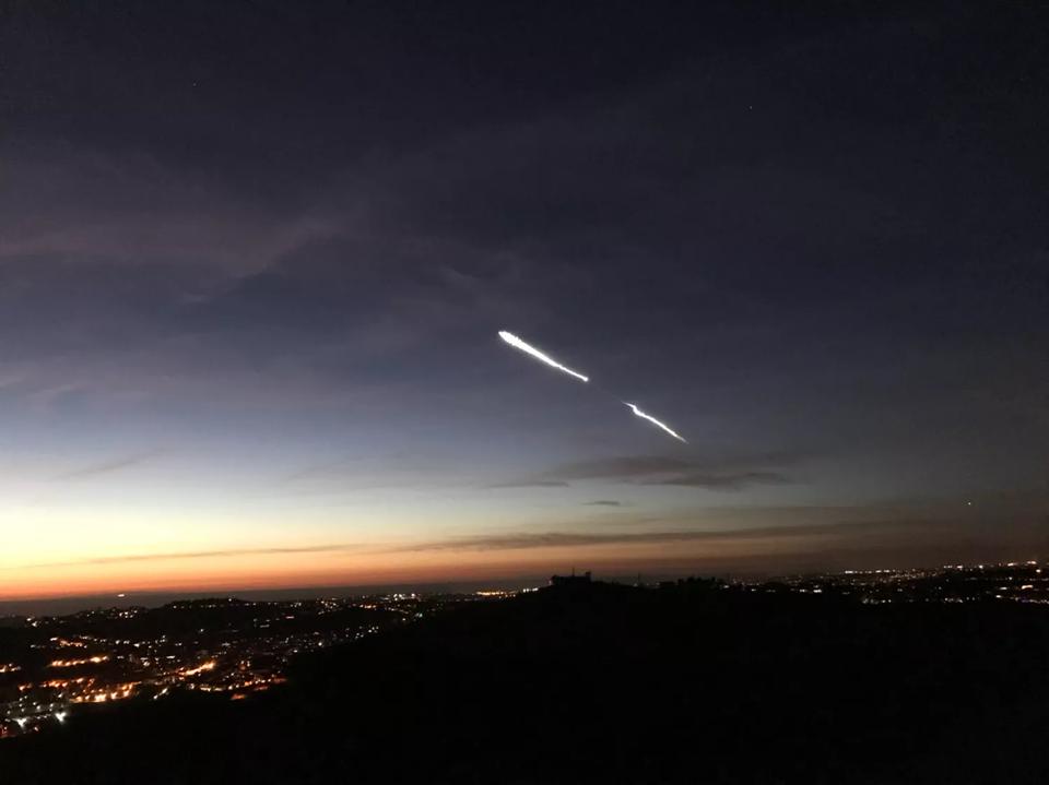 北京天空神奇火箭云,每到晴天傍晚西边天空中出现的飞行器是不是火箭？