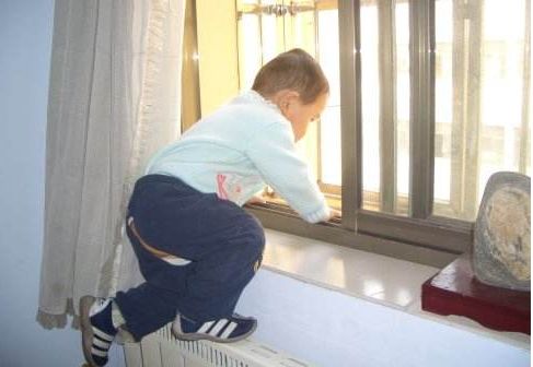 幼童坠楼被邻居接住,重庆小区居民拉棉被接住6楼坠落男童，物业：邻居看天气发现, 你怎么看？