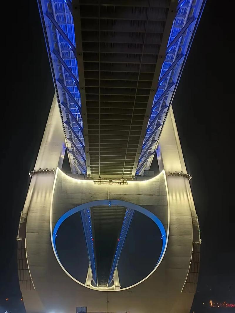 飞艇与第一大桥同框,白居寺大桥飞艇表演时间?