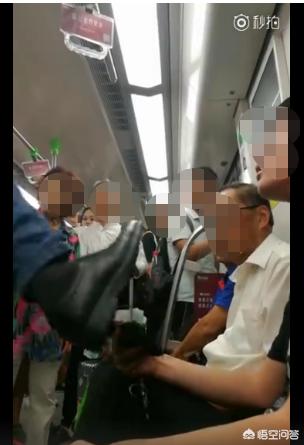 强行要人让座被踹懵,强迫别人让座算道德绑架吗