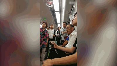 强行要人让座被踹懵,男子给老人让座后猛踹旁边男孩：让你翘二郎腿，你怎么看？