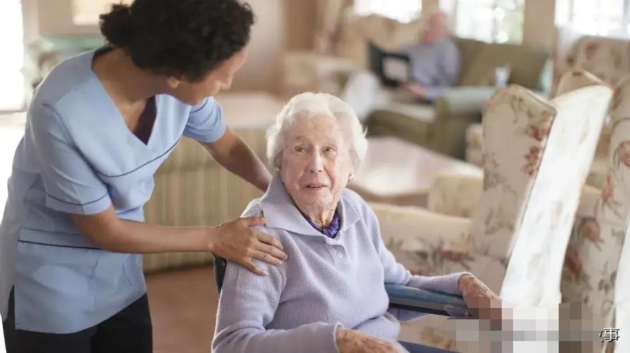 9人轮流睡8张床公平,老人脑梗瘫痪在床,两个儿子可以轮流照顾,还应该不应该请保姆?