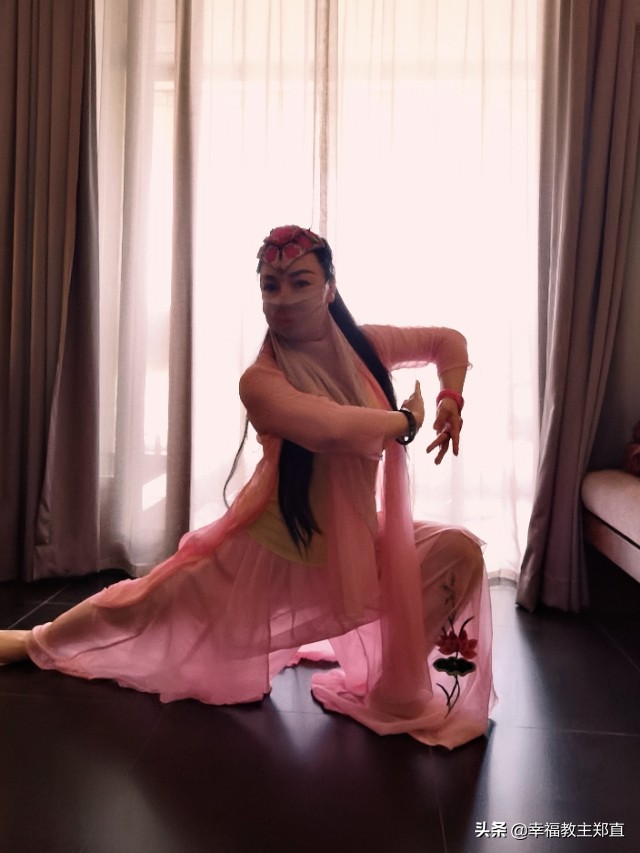 为男友还债将结婚,提问：一个男人要女朋友帮他还清债务才和她结婚，你怎么看？